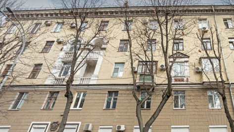 В центре Воронежа из-за сильного ветра куски крыши пятиэтажки упали на пешеходную дорожку
