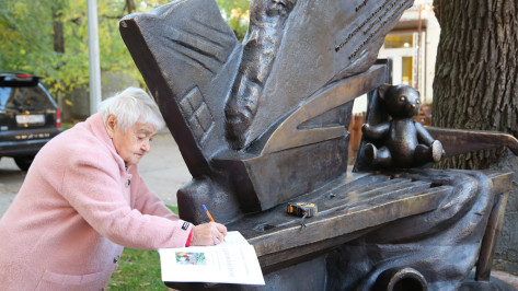 В Воронеже установили памятник погибшим от фашистской бомбардировки детям