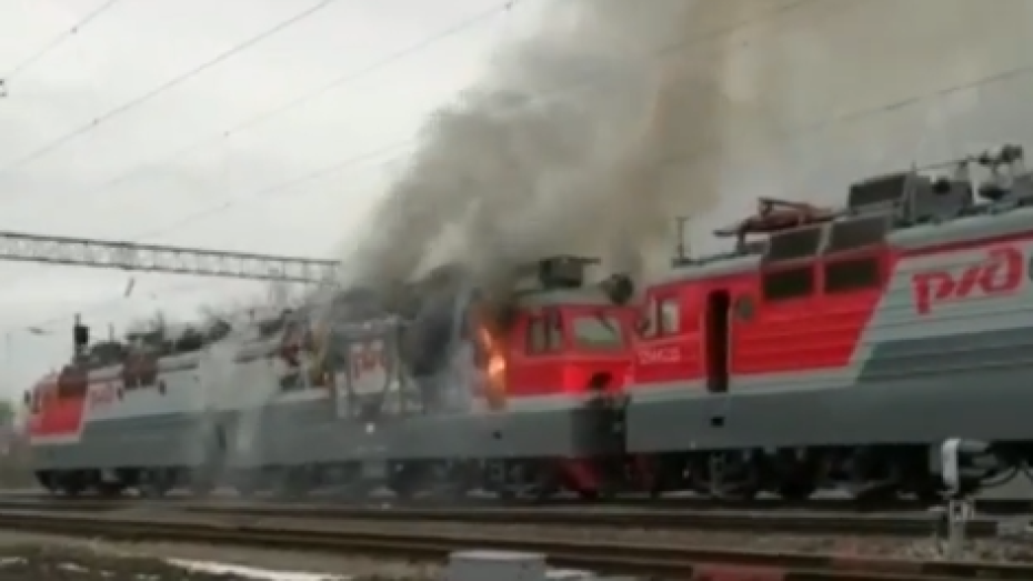 Сгоревший электровоз в Воронежской области сняли на видео 