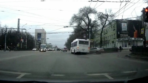 Столкновение автобуса №41 и иномарки в Воронеже попало на видео
