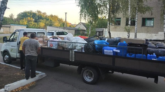Каменские волонтеры загрузили гуманитарной помощью 6-метровую «Газель» и отправили участникам СВО