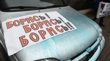 Участников митинга памяти Немцова в Воронеже снова закидали мукой и зеленкой