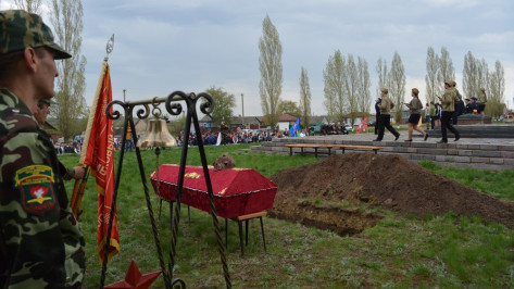 В Петропавловском районе перезахоронили останки четырех советских солдат 