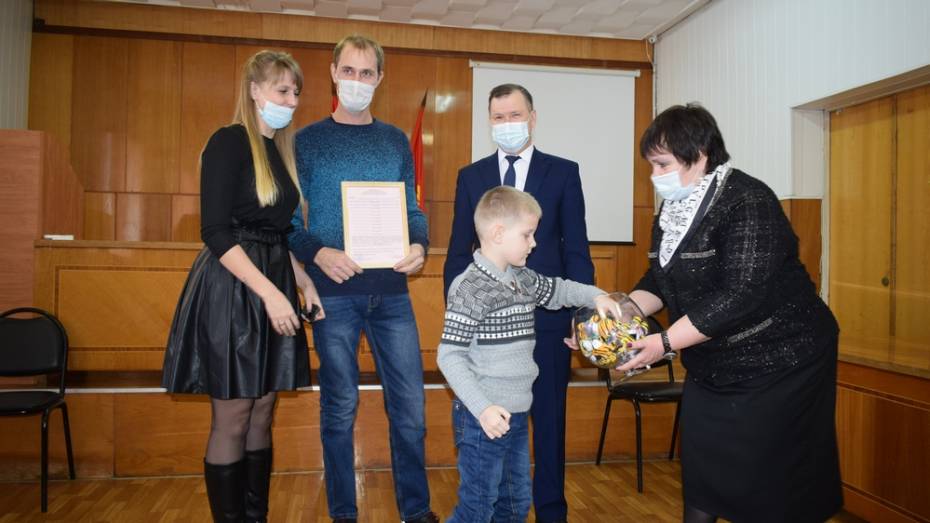 В Грибановском районе 11 молодых семей получили сертификаты на улучшение жилищных условий