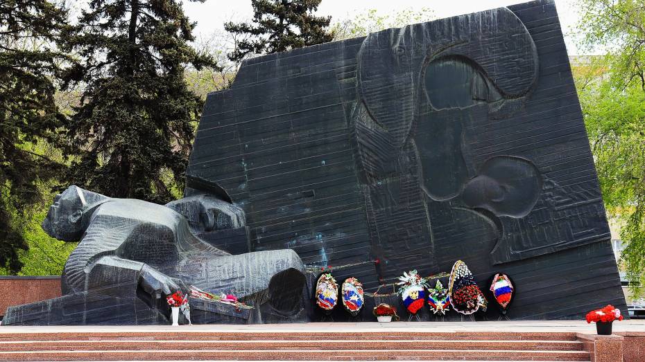 Главе СК доложат о результатах проверки после непристойных действий пары на памятнике Славы в Воронеже
