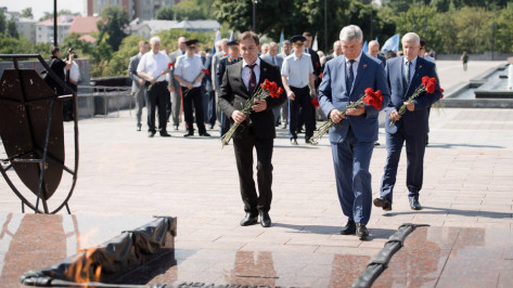 Глава Воронежской области возложил цветы к могиле Неизвестного солдата