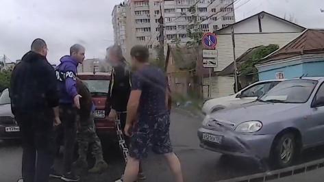 Массовая драка произошла на дороге в Воронеже после ДТП