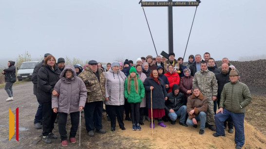 На въезде в панинское село Алое Поле установили 4-метровый поклонный крест