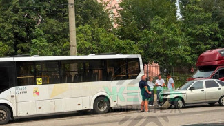 В Воронеже на улице 9 Января «Лада» столкнулась с автобусом №54