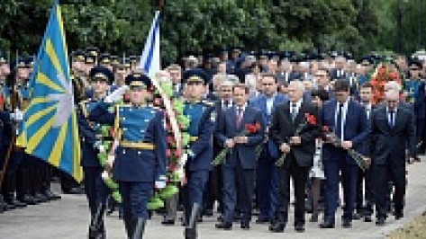 В Воронеже ветераны, силовики и представители власти возложили цветы к могиле Неизвестного солдата