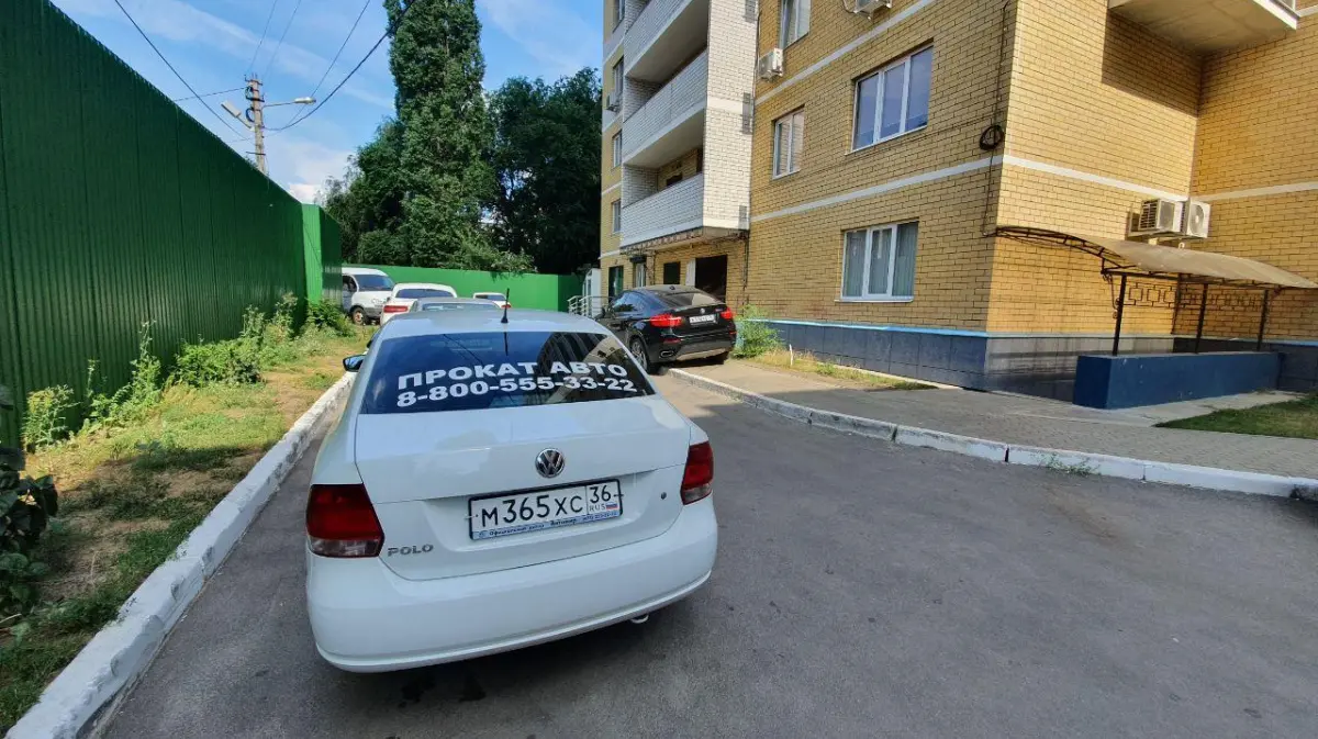 Никто не хочет связываться». Воронежцы пожаловались на занявшие двор  прокатные машины