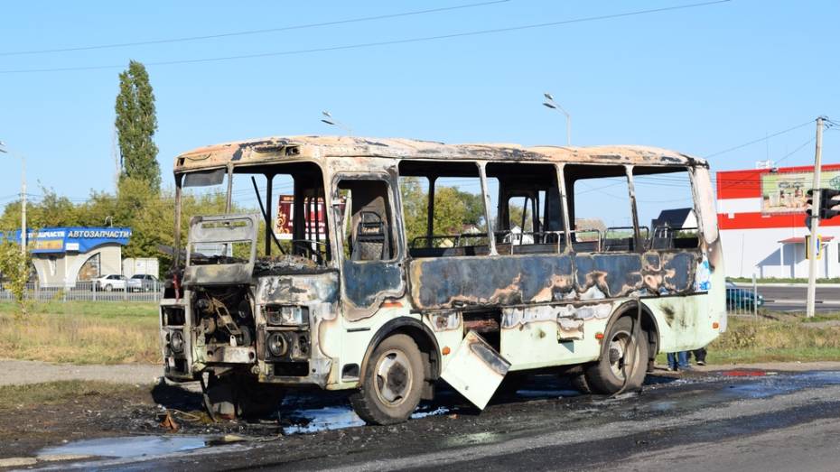 В Борисоглебске на дороге сгорел автобус ПАЗ