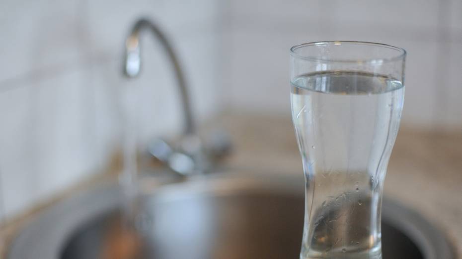 Жителям 3 районов Воронежа рекомендовали запастись питьевой водой