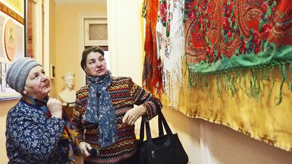 Бутурлиновцев пригласили на выставку платков и шалей в народный краеведческий музей