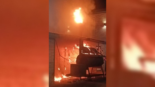 В Ямном Воронежской области загорелась крыша кафе