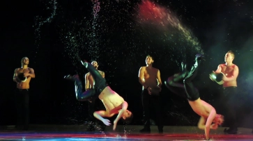 Танцоры театра «Искушение» вылили 200 литров воды на воронежскую сцену