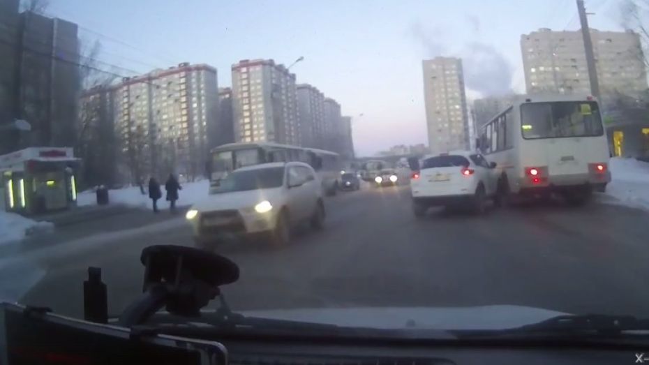 Столкновение кроссовера и маршрутки в Воронеже попало на видео