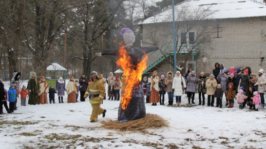 Воронежские спасатели устроили Масленицу для украинских переселенцев 