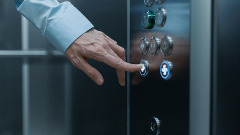 Лифты в 71 многоэтажке заменят в Воронеже и Нововоронеже
