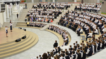 В воронежской мегашколе прошел праздничный концерт ко Дню Героев Отечества