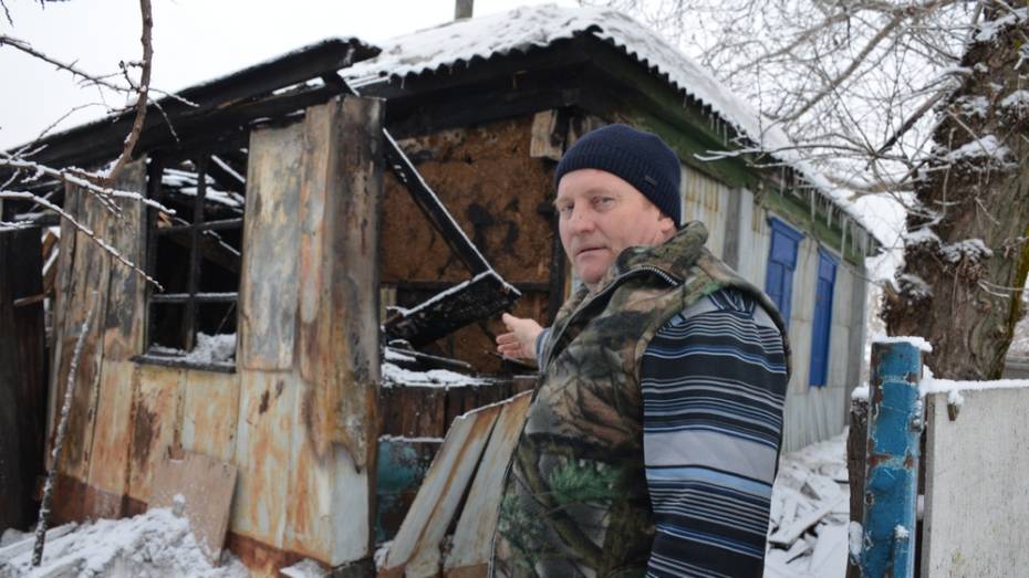 В селе Нижний Мамон водитель автобуса спас из горящего дома 58-летнего мужчину