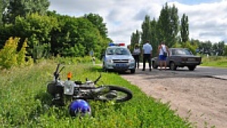 В Павловском районе «шестерка» врезалась в мопед