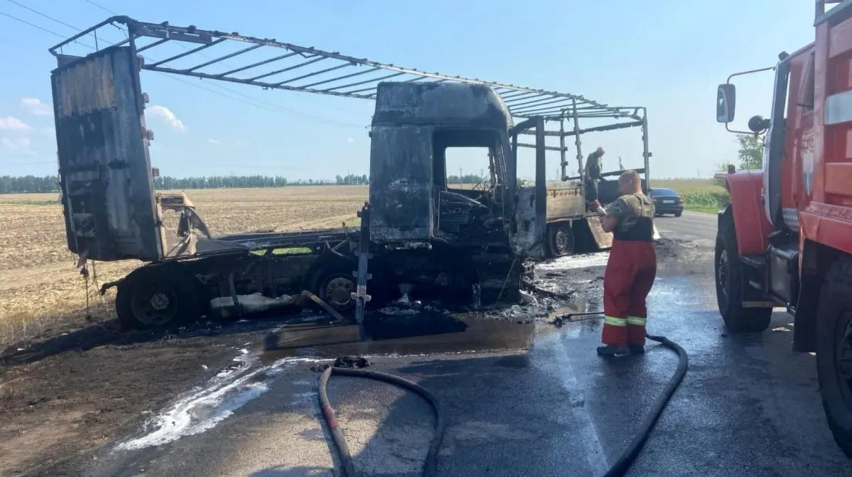 Появилось видео с места смертельного ДТП под Воронежем: сгорела фура,  погибли 2 человека