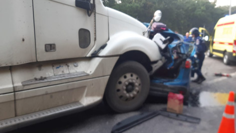 Два грузовика раздавили иномарку на трассе под Воронежем: водитель погиб