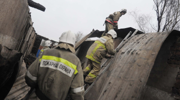 При пожаре с обрушившейся крышей дома в воронежском селе пострадал 10-летний мальчик