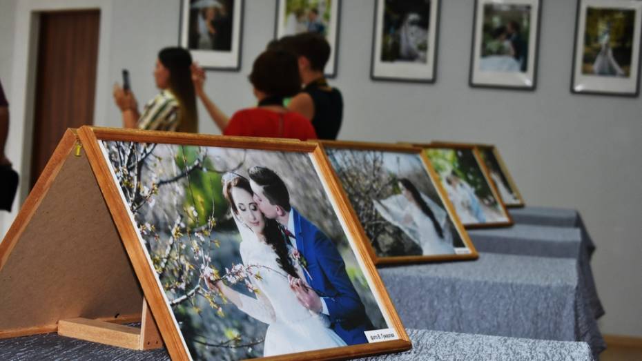 В Калаче открылась выставка свадебных фотографий