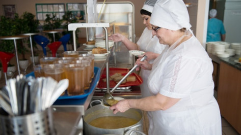 Воронежские прокуроры нашли в школах опасные полуфабрикаты и домашние консервы