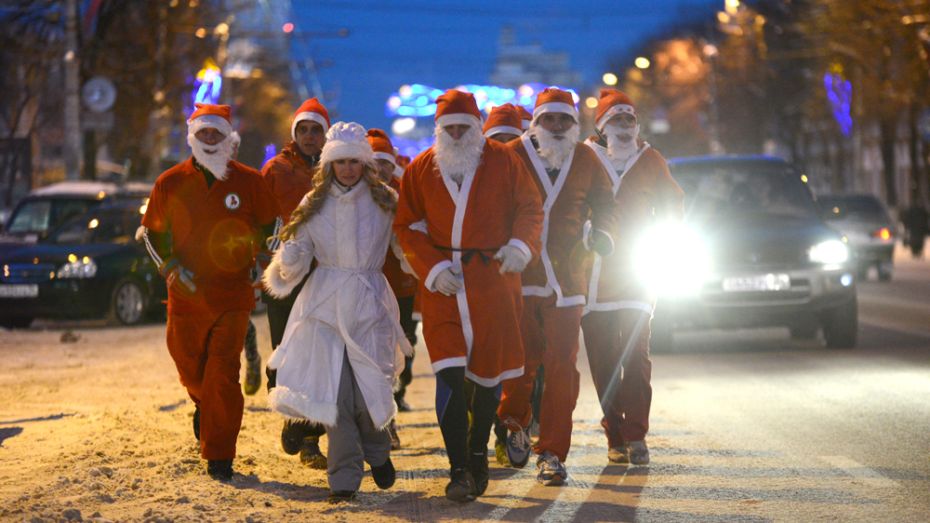 По центру Воронежа 31 декабря пробежали 15 Дедов Морозов и Снегурочка 