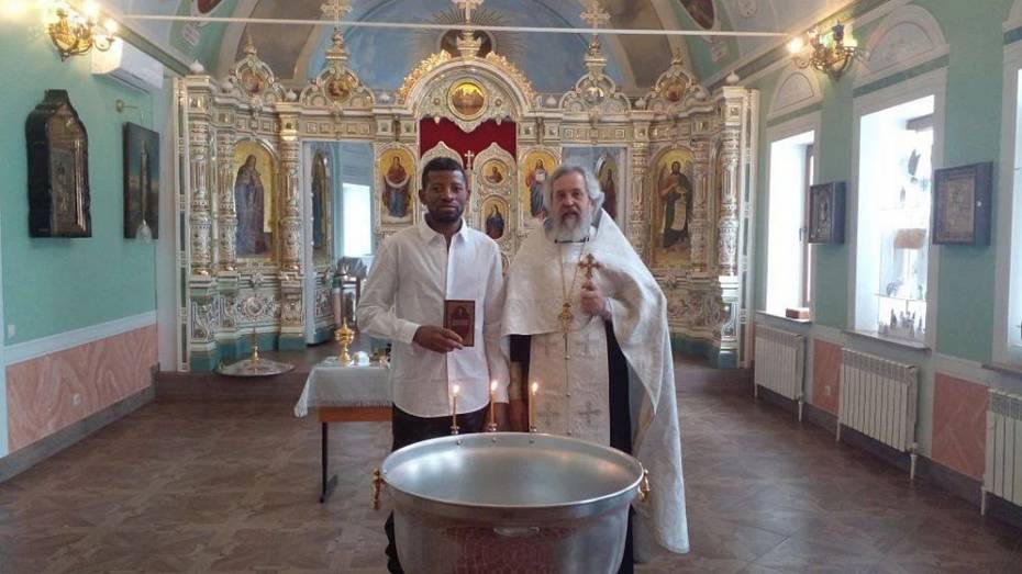 Лидер африканской общины в Воронеже Маркани Бен Лоата принял православие