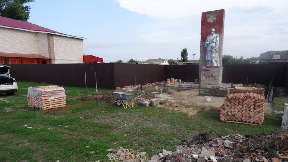 В репьевском селе Колбино отремонтируют мемориал «Воин с ребенком» 
