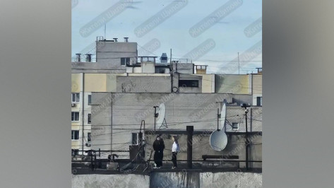 В воронежском микрорайоне Шилово подростки гуляют по крышам многоэтажек