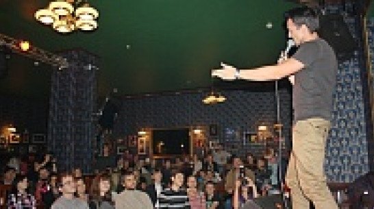 Молодые поэты в воронежском пабе читали стихи о любви, вере и девушках из оппозиции