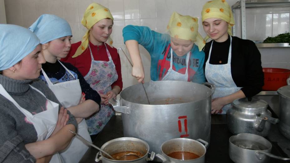 Воронежские волонтеры накормили бобровских сирот