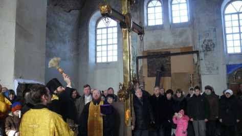 В Верхнемамонском районе освятили купольный крест восстанавливаемого храма