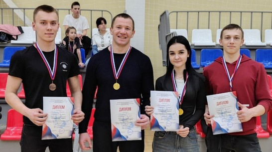 Россошанские гиревики привезли 2 «золота» с областных соревнований в Боброве