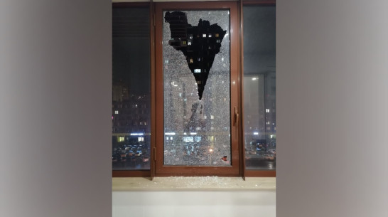 В Центральном районе Воронежа неизвестные обстреляли окна многоэтажки