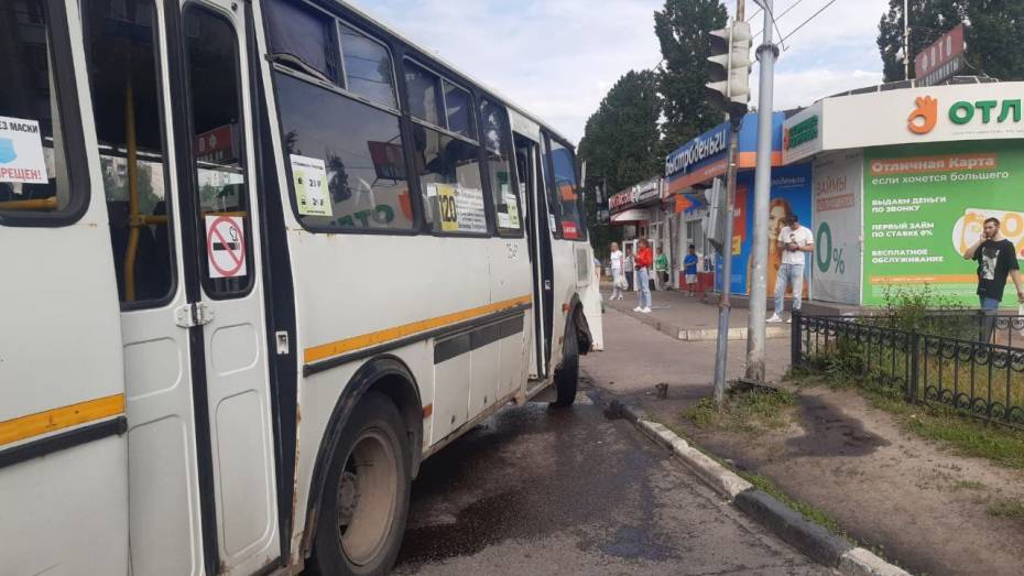 Автобус №120 врезался в опору светофора в Воронеже