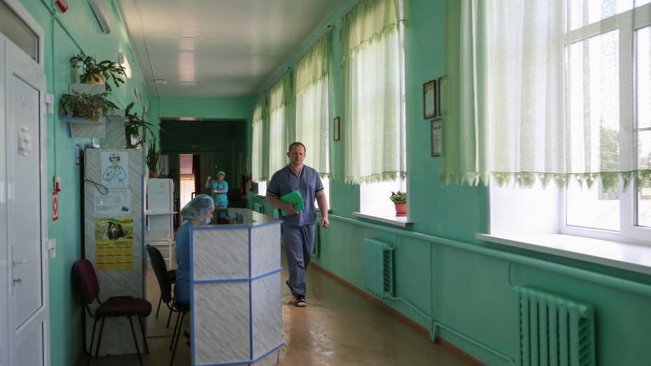 В Воронежской области хирург-переселенец получил новую квартиру