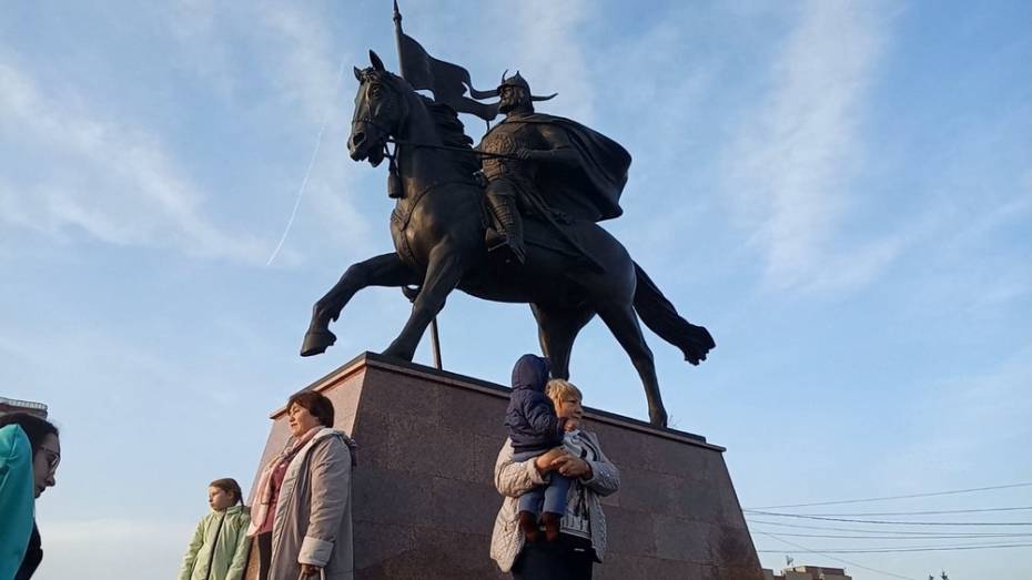 В Новой Усмани установили памятник основателю села Борису Собакину