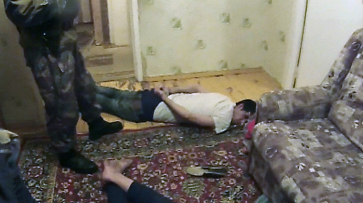 В Воронеже таджик-наркодилер в момент задержания выпрыгнул из окна