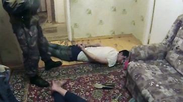 В Воронеже таджик-наркодилер в момент задержания выпрыгнул из окна