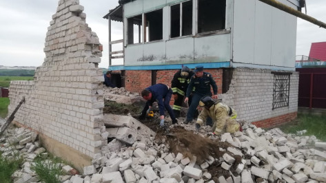 Заваленные бетонной плитой 3 детей погибли в Воронежской области