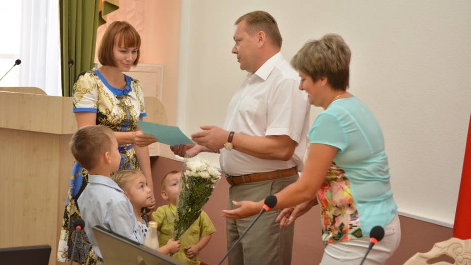 Десять молодых семей из Острогожского района получили средства на жилье
