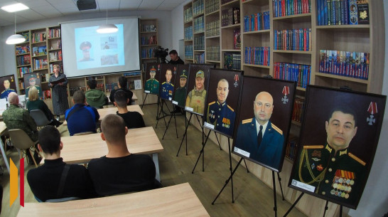 «Их имена с нами»: в воронежской библиотеке на уроке мужества презентовали выставку картин памяти героев СВО