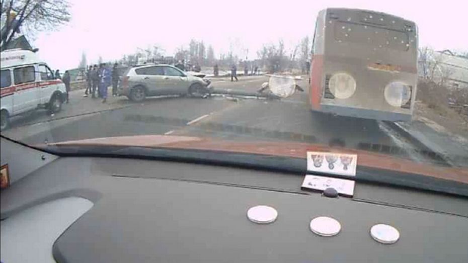 На улице Панфилова в Воронеже иномарка сбила два столба (видео)