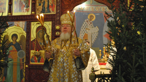 Митрополит Воронежский и Лискинский Сергий отслужил литургию в семилукском храме